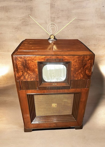 1946 RCA Victor console TV